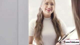 Svadby zvedie pár a masturbovať ich cunts a presvedčí em mať 3some.Ona olizuje blondínky mačička, ako sa jej busty gf facesits jej