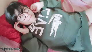 Tinejdžerka dira joj pička