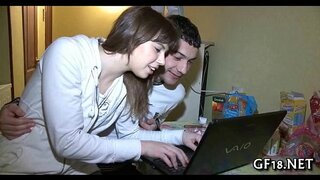 Սիրելի երիտասարդ նկարահանել է ընդունում կոշտ 10-фунтовый հարվածը