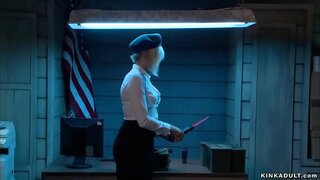 Cara amarrado fodido interrogador