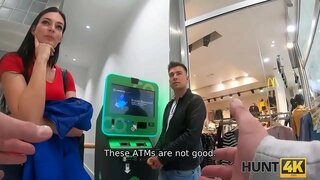 OV 4K. Kişi seyr edir, kimi də onun красотку nüfuz qərib