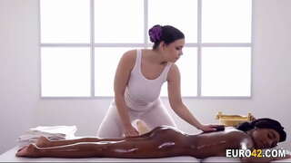 Ман мехоҳам бузурги tits ман массажистки-лесбиянки